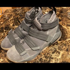 Nike LeBron James XI 11 SFG Basketball Shoe Size 9